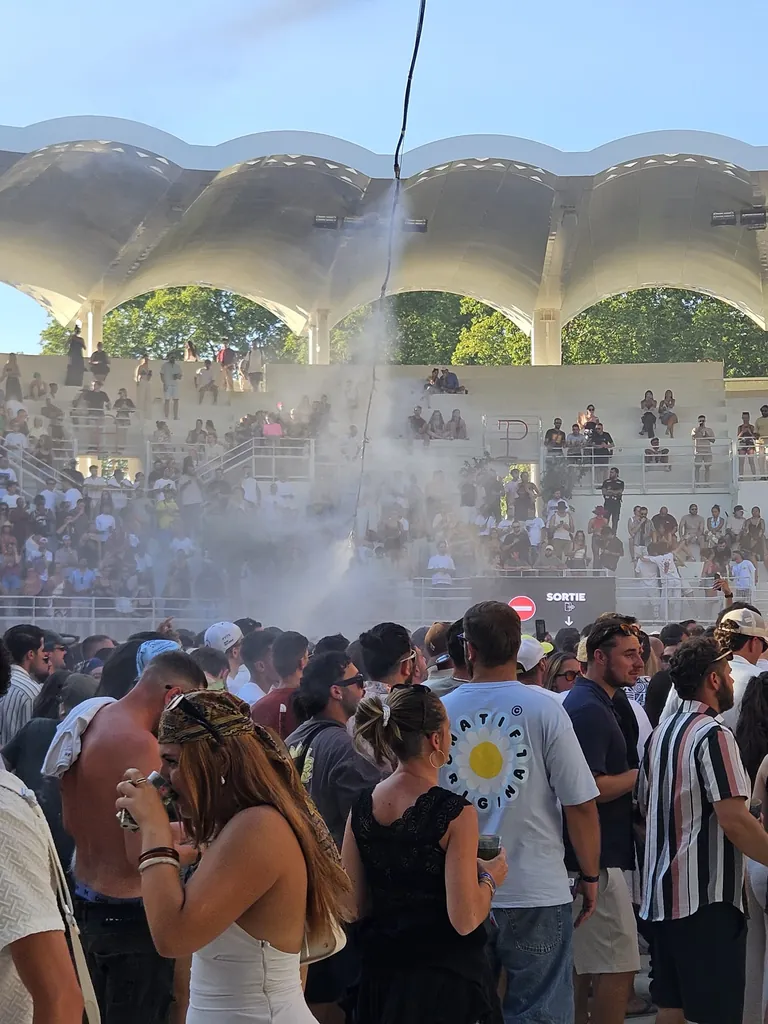 Brumisation en fonctionnement aux Arènes de Lunel pendant le Festival de la Sunday