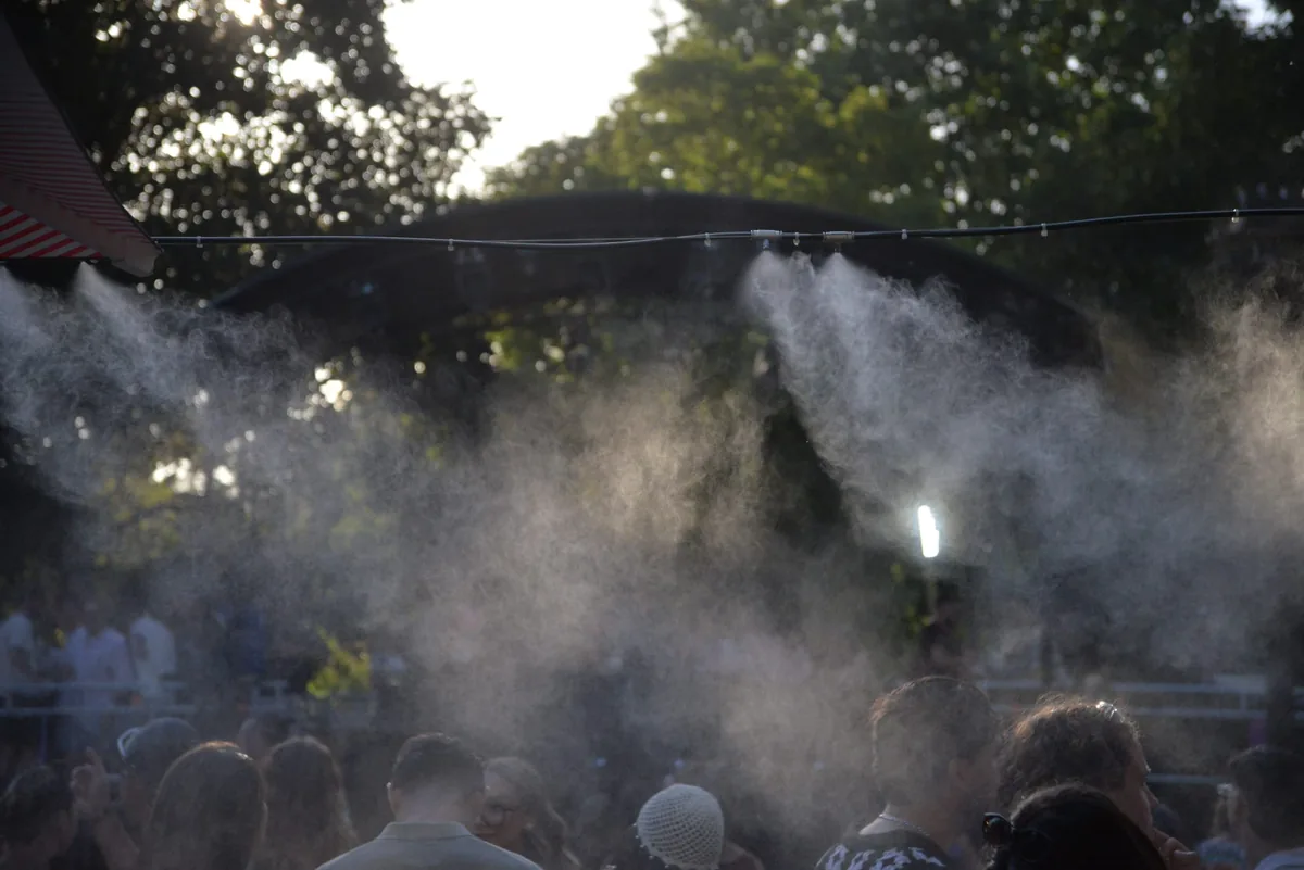 Brumisation extérieure au-dessus d’un espace fréquenté