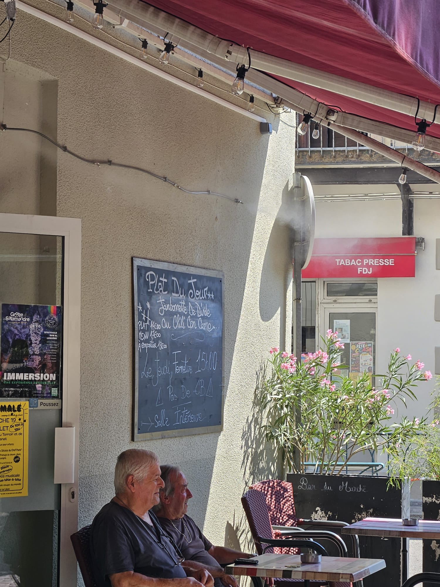 Ligne de brumisation installée sous le store d’un bar