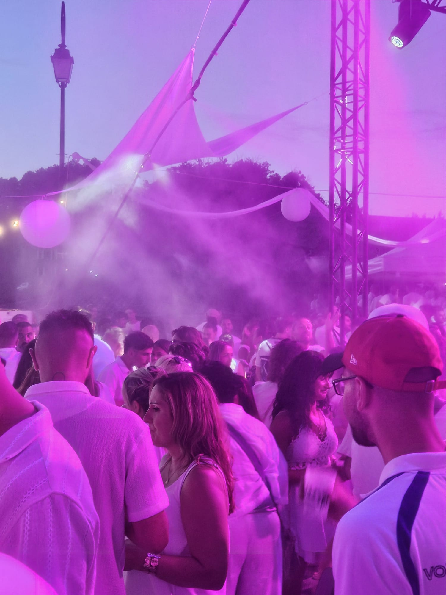 Brumisation d’un événement en soirée sous un éclairage violet