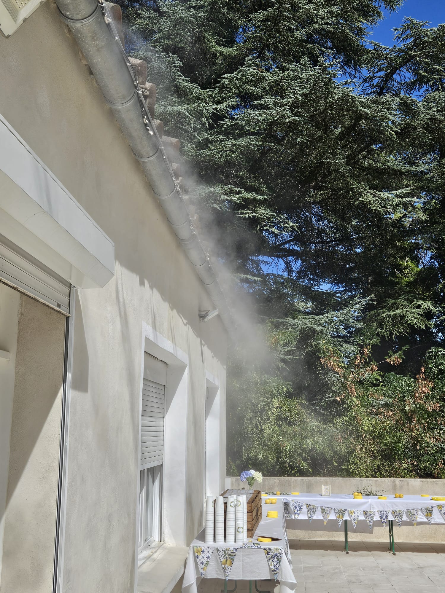 Brumisation installée le long d’une toiture pour une réception privée