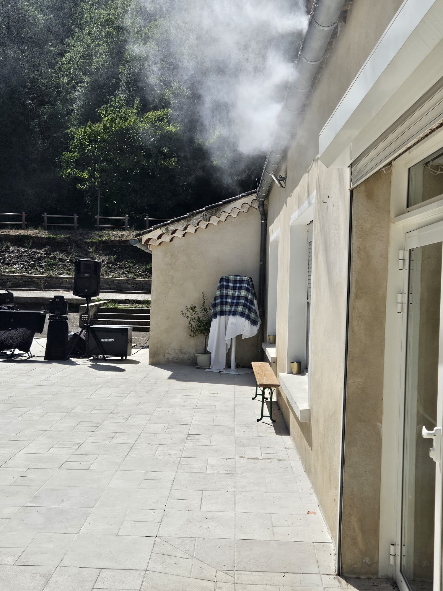 Brume couvrant une terrasse privée lors d’une réception